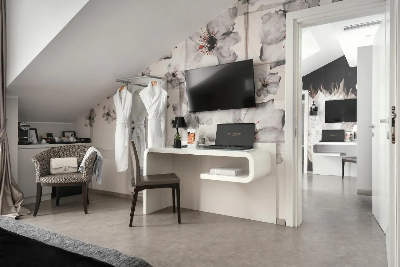 Montenapoleone Suites Milão 2*,