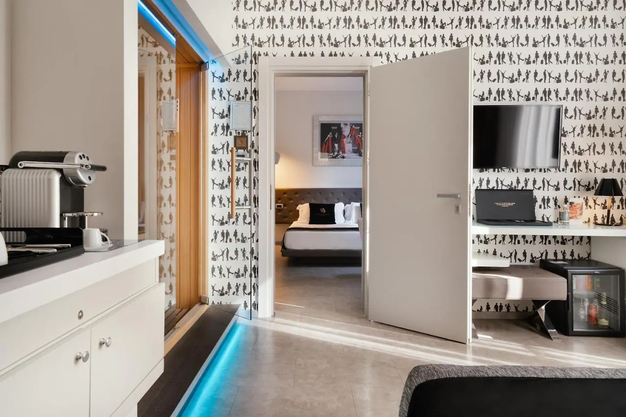 Montenapoleone Suites Milan 2*,