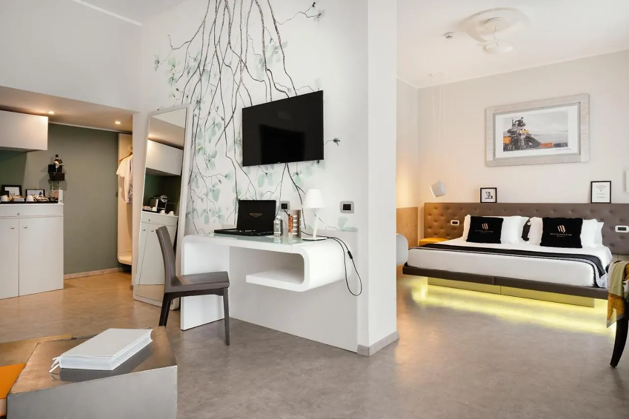 Montenapoleone Suites Milan 2*,
